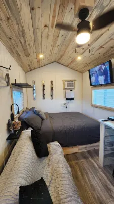Brand new Cozy cabin/tiny home. Very cute, clean w/ Senic views. Private & quiet