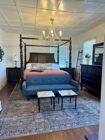 Rivertown Retreat Dufour HouseSleeps 4