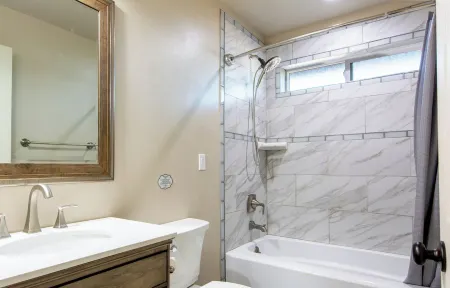 Winery Ranch Cottage Couples Retreat with Hot Tub and Sauna Near Sedona Отели рядом с достопримечательностью «Хорсин Араунд Адвенчерс Седона»