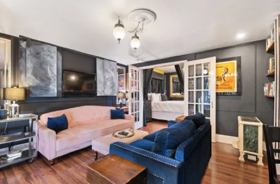 Classy Couve Walkable Downtown Apartment