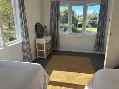 Beach & village a stone throw away! Or a 2min  walk to Wallingford Homestead!