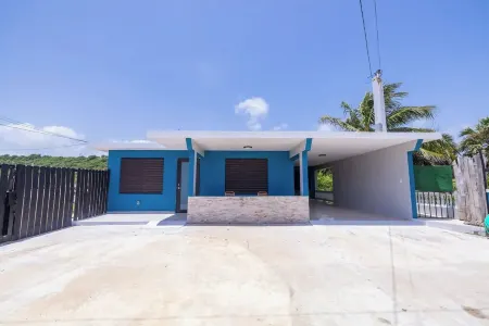 Spacious 4-Bedroom House in a great location in Jobos Beach, Isabela. WIFI & A/C