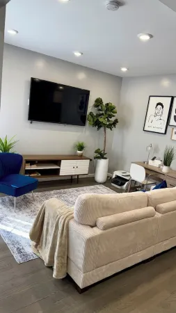 Cozy King Bed suite w/ free Parking ,Self check in and WiFi