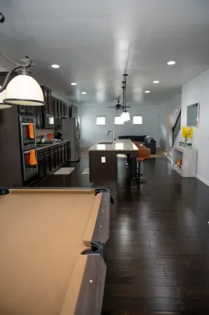 Tranquility with comfort in mind. W Fire-pit & pool table. Proximity to airport