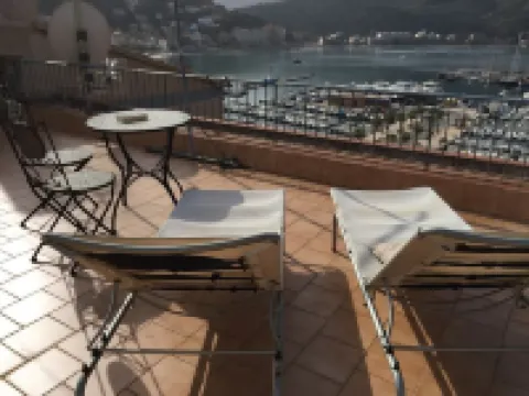 Sea front apartment with spectacular views over the harbor (AC, WIFI and SAT TV)