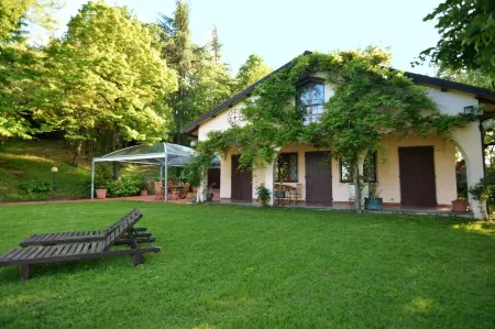 Villa in a fairytale little wood Отели в г. Форли
