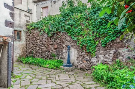 Casa de Vila Bastante Renovada, com Terraço e Dois Banheiros