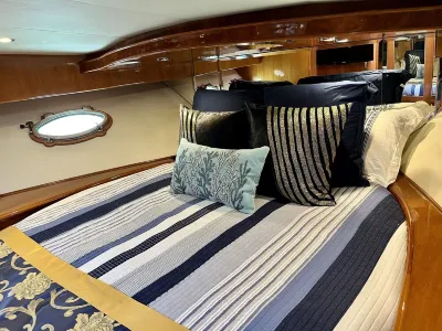 Beautiful yacht living on the water, close to beach and bars & restaurants ! Hotels near Blue Mangrove Gallery