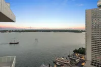 Stunning Lake View Suite in Core Harbourfront 토론토 호텔