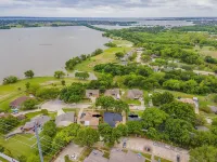 Edgewater Retreat Rowlett/Rockwall. 4-Bedrm 2Bathrm 2 Garage Hotels in Rowlett