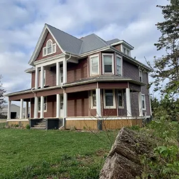 Waterfront 6 bedroom (8 beds) , 51/2 bath house in Summerside, Pei.