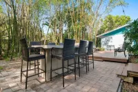 Bamboo Oasis A - 5 miles to Beach & Downtown