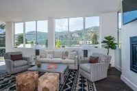 Luxury 3 Bedroom Condo Amazing Views & Unbeatable Downtown Location