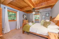 STUNNING CABIN & VIEWS — Theater, Hot Tub & more! Hotels near Kear's Broom Shop