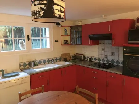 Charming T2 garden with trees and parking, close to beaches and golf course.