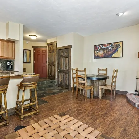 Entire 1BR apt, Sleeps 4, Wi-Fi, Close to Slopes