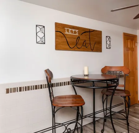 Super cute home located on a dead end street close to Lambeau Field Отели в г. Аллоез