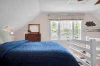 Driftwood Cottage @  Saybrook Point Marina, 2 King Beds Hotels in Old Saybrook