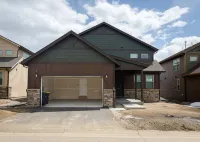 Brand New Luxury Mountain Home- Hot Tub, 3 King Beds, Bunk Beds, EVS car charger