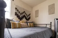 Charming cabin with AC and WiFi / 20 min from DTA