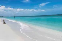 Stunning Retreat: Endless Summer Villa 3BR/ 2BA with Heated Pool