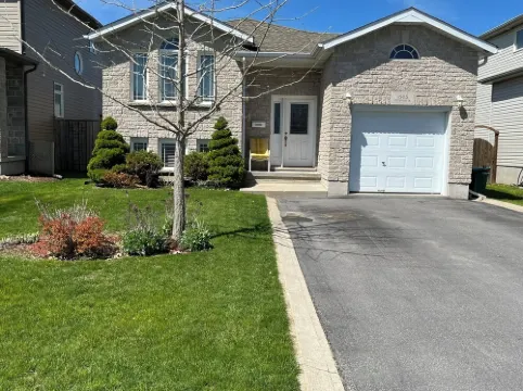 Big & Charming Bungalow Getaway (nearby Walmart, LCBO, Beer Store, Mall, etc