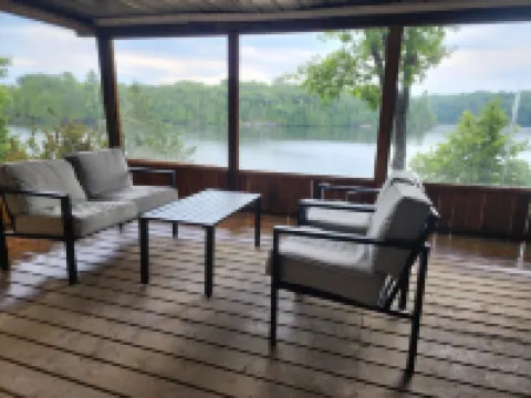 Firefly Hut - Cheerful 6-bedroom cottage with serene beauty