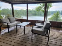 Firefly Hut - Cheerful 6-bedroom cottage with serene beauty Hotels in Parry Sound District