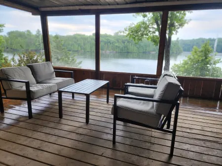 Firefly Hut - Cheerful 6-bedroom cottage with serene beauty