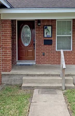 Cozy two bedroom near the airport with a large backyard