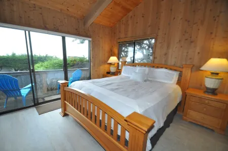 4.5 Bedrooms, 3 Baths, 2 Kitchens, 180 degree views and a 'Man Cave'