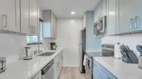 Beautiful Furnished 2 Bedroom w Fast Wi-Fi + Parking Space + Central DT Location