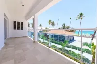 Beachfront Condo, 2 Pools & Private Beach Access, Sleeps 8 Guests