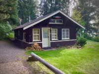 Beautiful view of the lake with patio and BBQ. Các khách sạn gần The Children's Museum of Klamath Falls