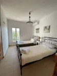 Four bedroom villa with private pool with stunning views and beautiful sunsets Hotel in zona Emplisi Beach