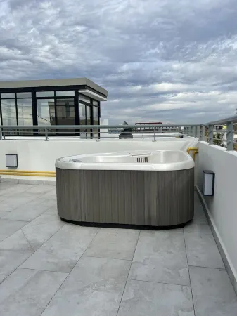 3BR 10 Guest with Pvt. Jacuzzi 2 pools Gated Comm. Security 24-7 AC