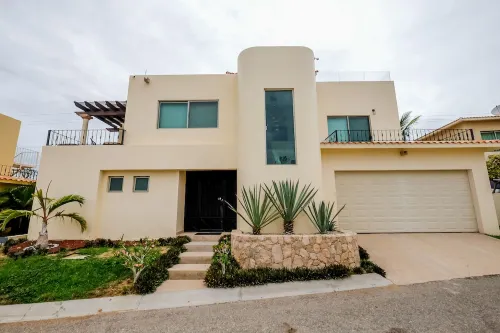 Perfect House with 3-Bedrooms, 3Baths and amazing views of the beach.