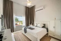 Lux Beachfront Villa, 16 ppl, Chef, Boat tours and Massage!