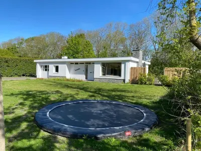 Family bungalow in Cadzand, near beach (max 6 adults, dog allowed) 鄰近Shortgolf Cadzand-Bad的酒店