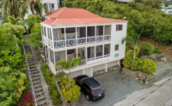 Island Bungalow · Walk to Town · Patio Swings & Ocean Views · Backup Power  호텔