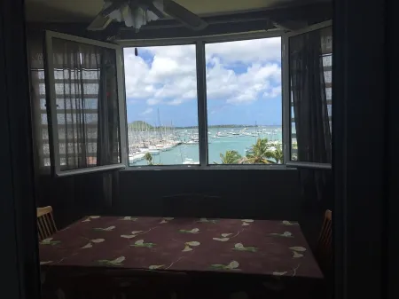 Apartment close to the most beautiful beaches, superb views of the marina.