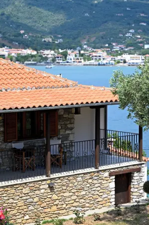 Villa With Private Pool in Front of the Sea - 20 meters from the sea. Отели рядом с достопримечательностью «Скопелос»