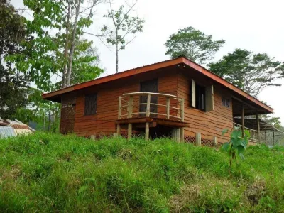 Beautiful Log Cabin in Tinamaste with stunning views of waterfall and forest Hotels near Ministerios Nueva Visión