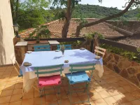 On vacation with the dog? House with enclosed garden in the center of Roquebrun.