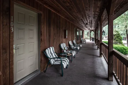 Shadow Mountain Lodge and Cabins Отели рядом с достопримечательностью «Moon Mountain»