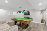 Innisfil Retreat: Hot Tub, Sauna, Pool Table