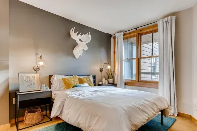 Snow Life - 2bed/2bath Walk to Ski + Pool/Hot Tub