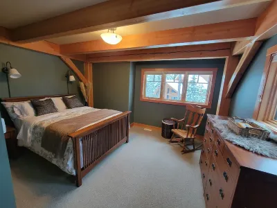 Gunners Lodge - Kicking Horse True Ski in/ Ski Out Hotels near Gorman Lake Snowmobile Staging Area