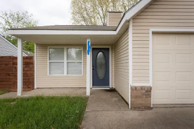 Charming and cozy! 2-bedroom home close to downtown Bentonville Hotels near The Rise