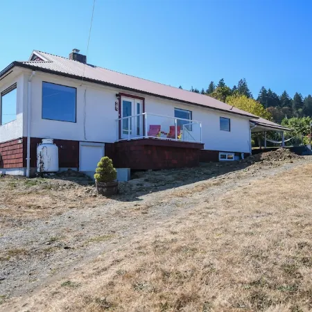 180 Water views + patios!